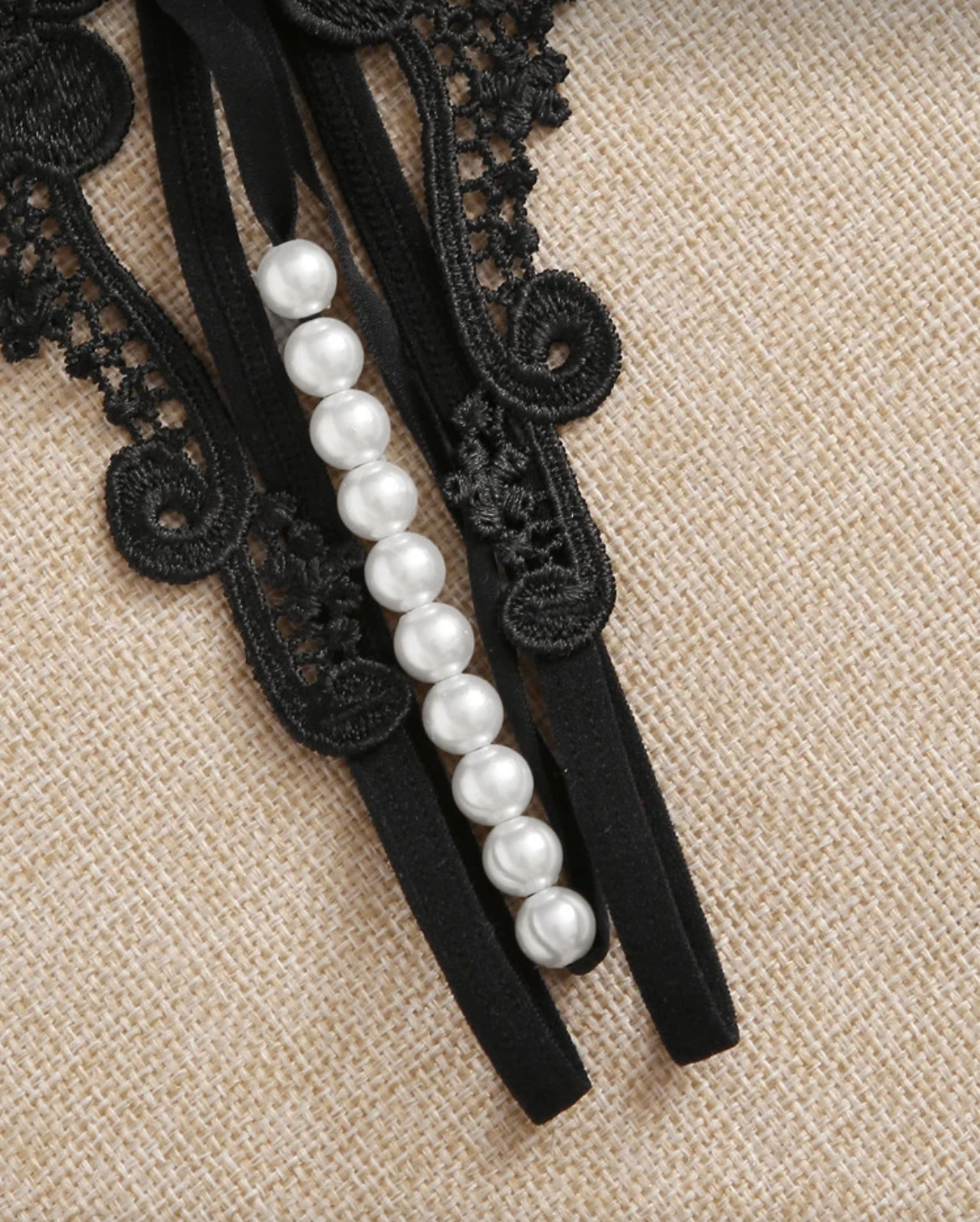 Tanga con abertura y perlas