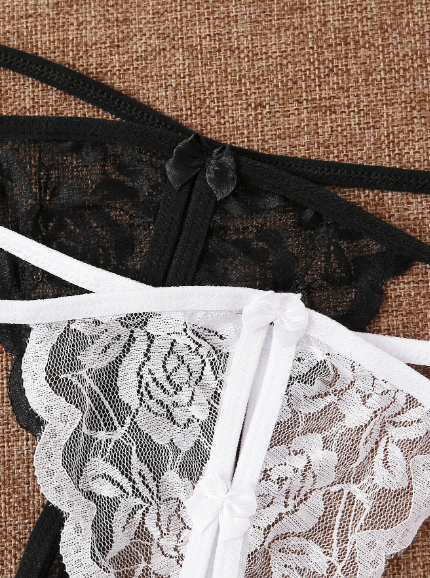 Tanga con encaje con abertura